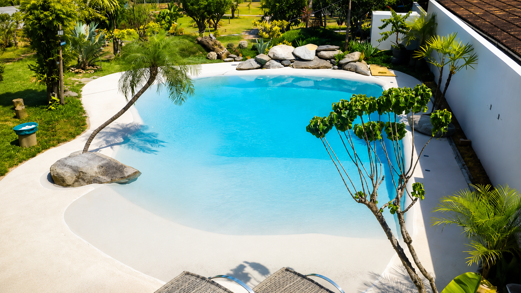 Piscina de praia com prainha e paisagismo tropical