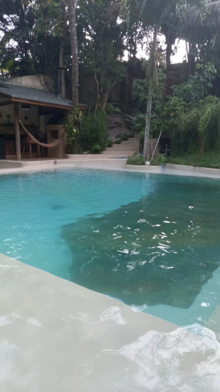 Piscina Impéria Revestimentos integrada ao paisagismo