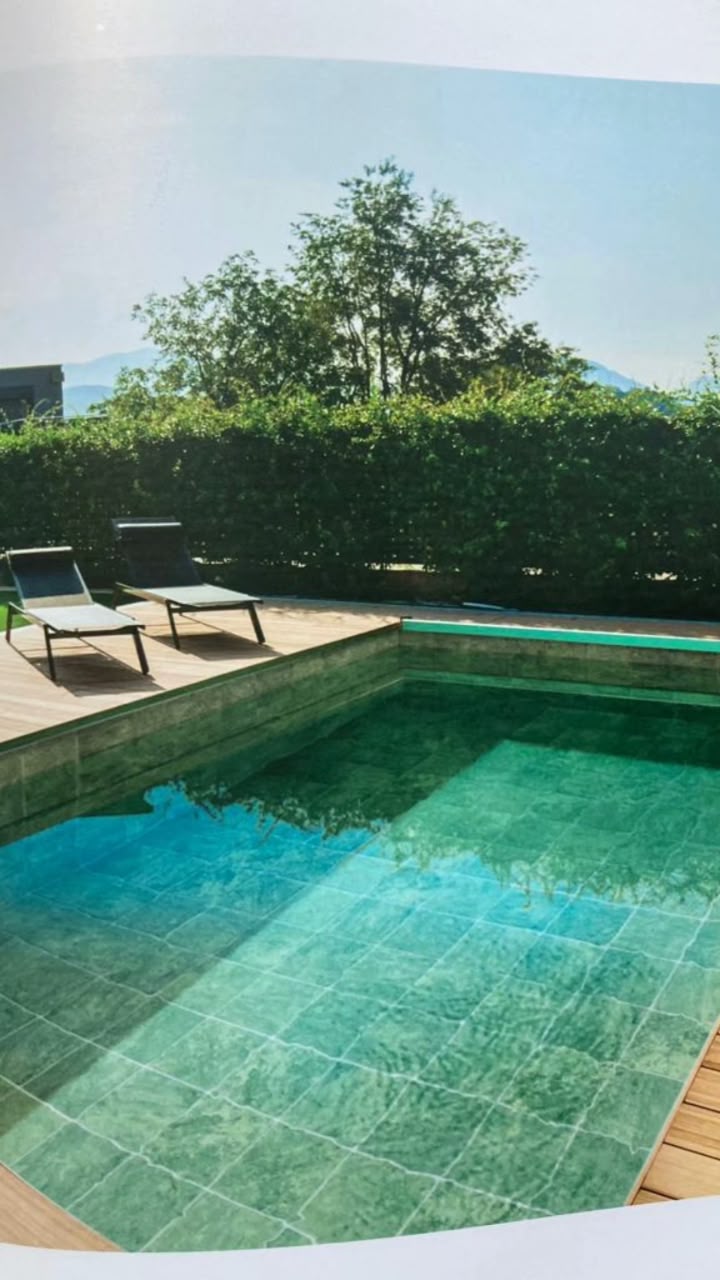 Piscina com porcelanato verde-água