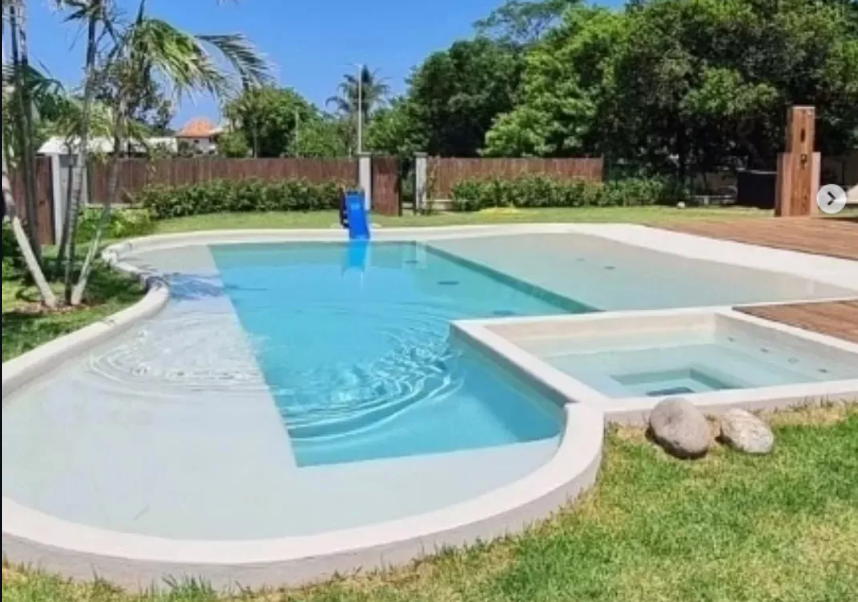 Piscina retilínea com spa integrado